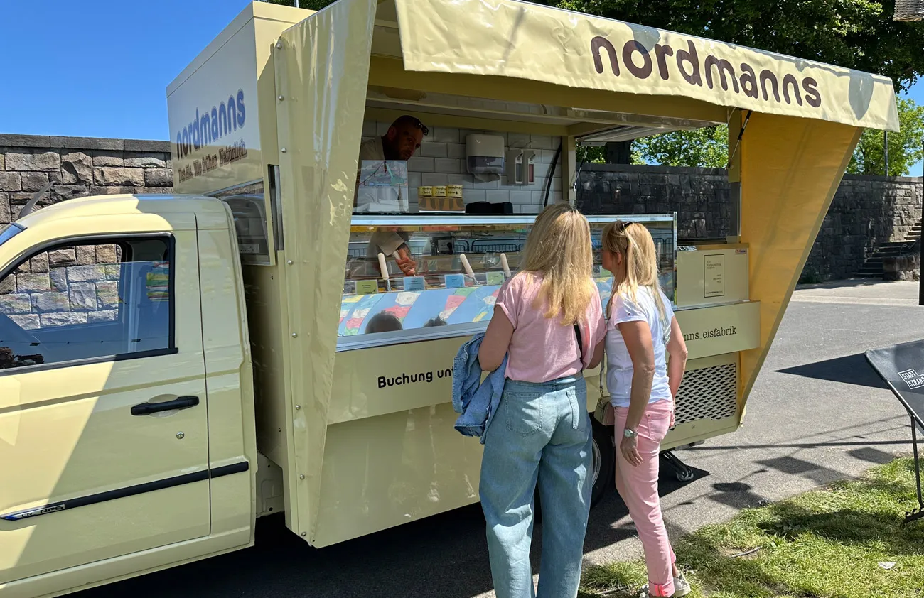 Gäste bestellen am geöffneten Nordmanns Eisauto